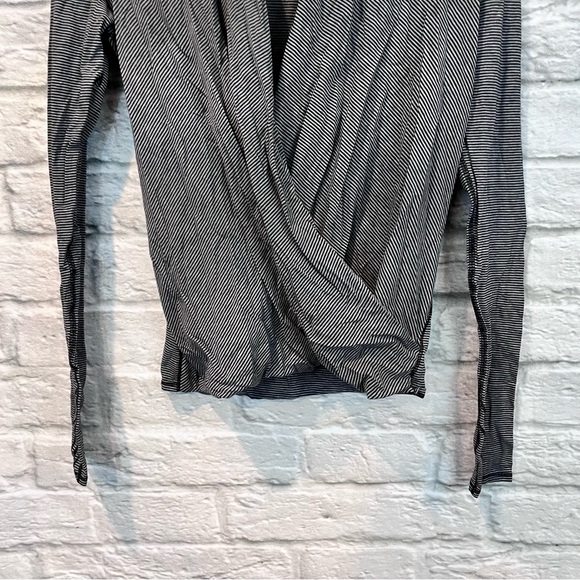 Lululemon Size 4 Radiant Long Sleeve Tonka Stripe Black Heathered Medium Grey - Picture 6 of 16